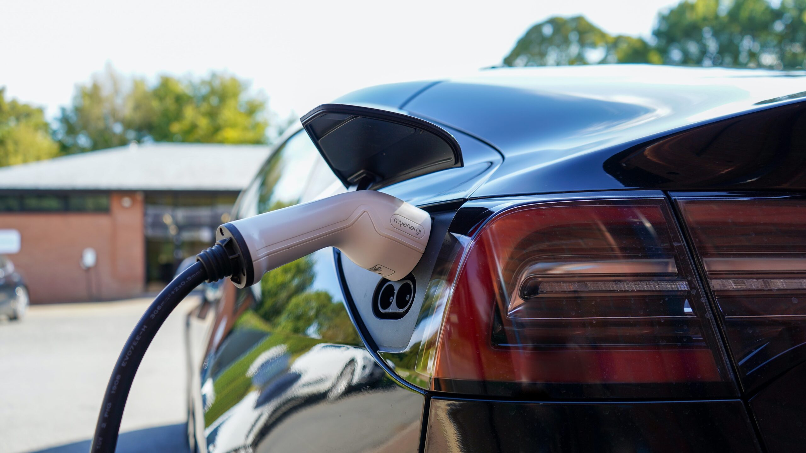 Ladda elbilen hemma med rätt laddbox till din elbil