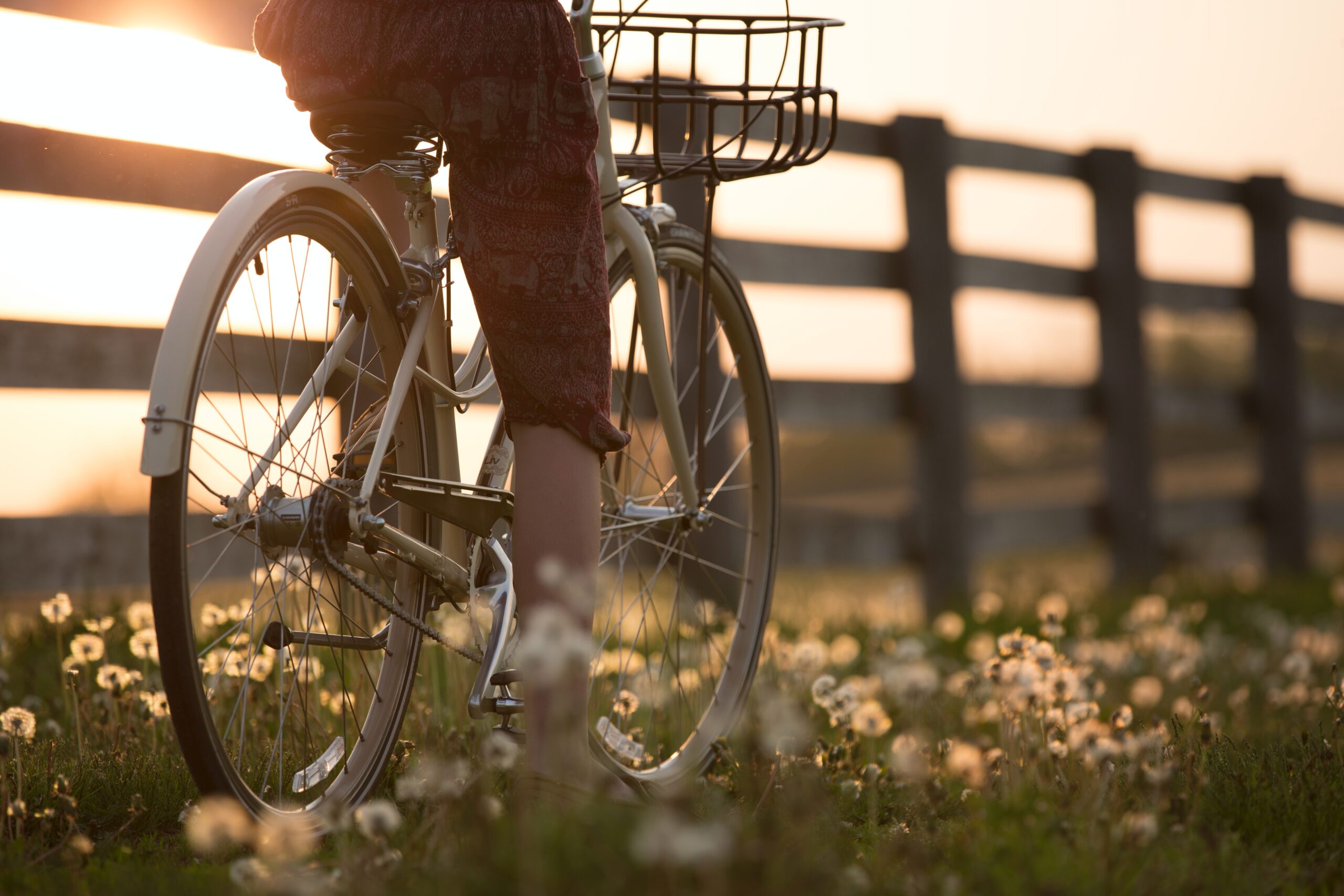 Bilden föreställen en person som använder cykel som transportmedel som förvaras i cykel rum med cykelställ i två våningar