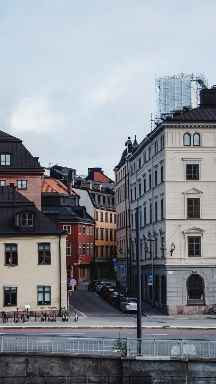 Bilden visar varför behovet av fallskyddsutbildning i Stockholm är stort och texten beskriver hur du effektivt kan utföra fasadmålning i Stockholm med effektiv yrkesklättring