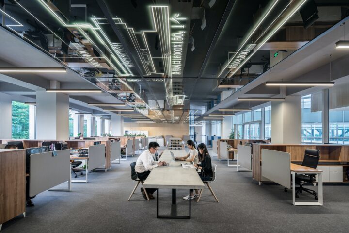 Bilden visar en hybrid arbetsplats med väggabsorbenter och ljudabsorbenter samt ergonomiska kontorsstolar och kontorsmöbler