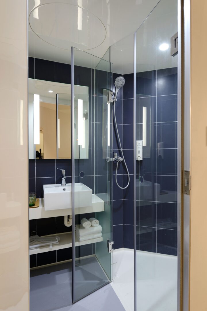 Bilden visar ett badrum. Duschväggar och duschdörrar av högsta kvalitet behövs till dina duschörnor i relaxavdelningen.