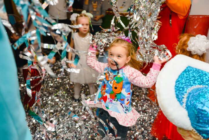 Bilden visar ett barnkalas. Med ballonger till födelsedag och dekorationer till barnkalas skapar du minnesvärda fester.