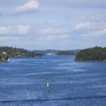 Bilden visar Stockholms skärgård. Med skärgårdstransporter kan du lösa skärgårdsflytt och återvinning på sjön smidig öfrakt och lastbåt eller fraktbåt. Skärgårdsflyttar med praktiskt flyttbåt i Stockholms skärgård.