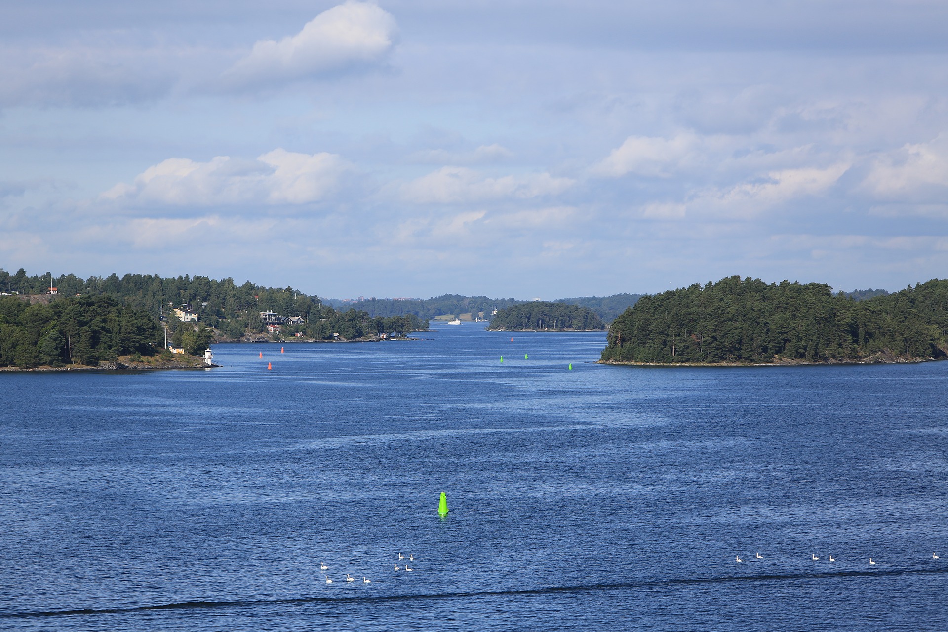 Bilden visar Stockholms skärgård. Med skärgårdstransporter kan du lösa skärgårdsflytt och återvinning på sjön smidig öfrakt och lastbåt eller fraktbåt. Skärgårdsflyttar med praktiskt flyttbåt i Stockholms skärgård.