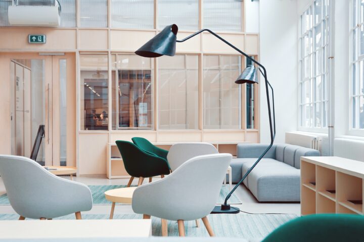 Bilden visar: Konferensmöbler - En bild som visar ett mötesrum inrett med stilfulla konferensmöbler, inklusive konferensbord och stolar, som skapar en professionell atmosfär och inspirerande mötesplatser.